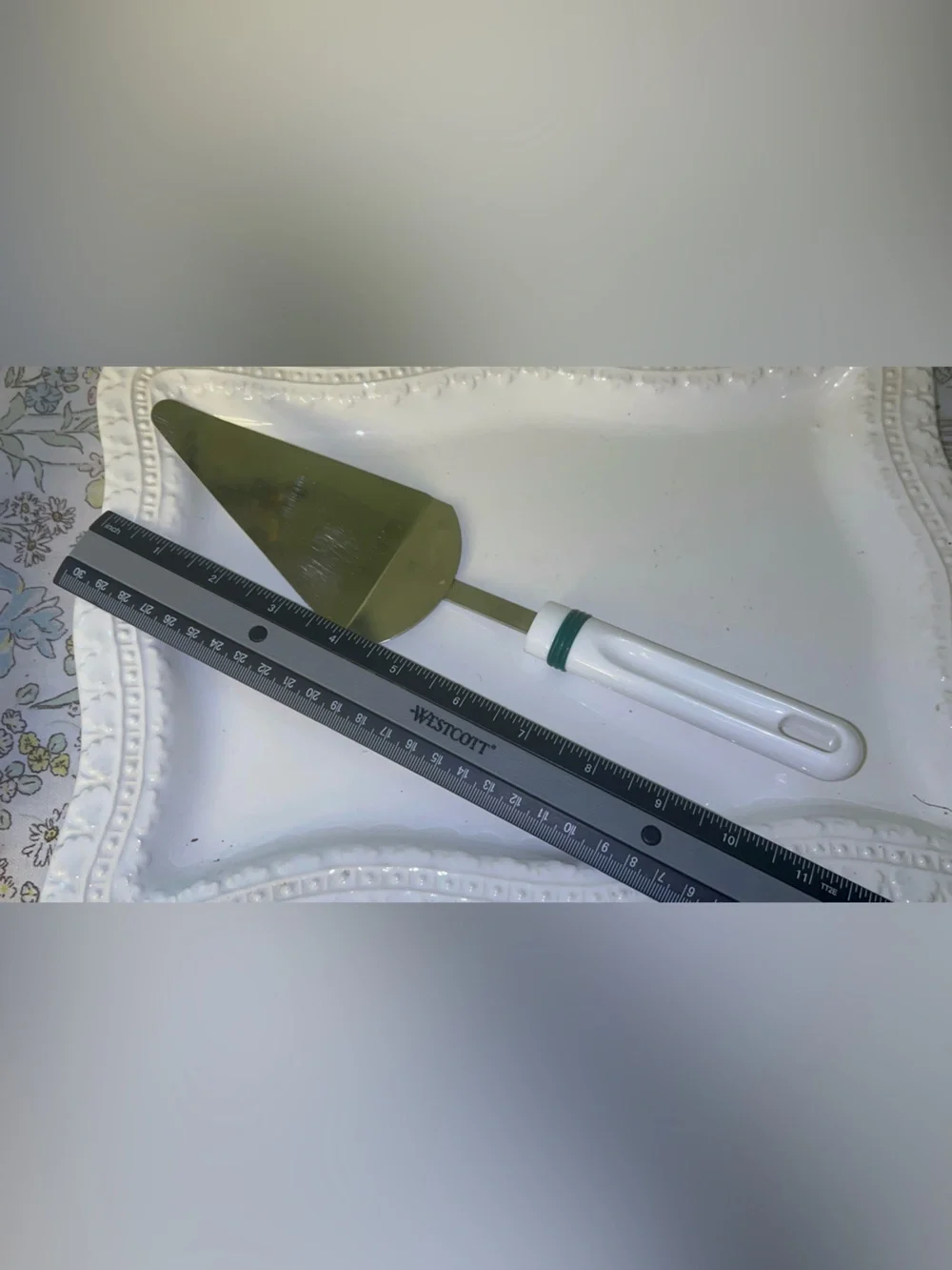 Chromium-plated cake and pie server White and green handle